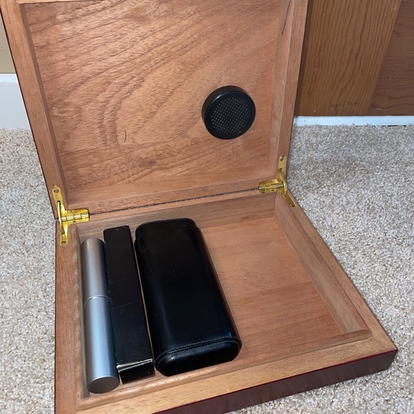 Wooden cigar‎ box - Picture 1 of 11